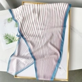 Sciarpa di seta a righe stile navy con motivi blu e bianchi su cornice dorata - Blu