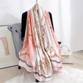 Eleganter Satin-Seidenschal mit klassischen Ketten- und Schnallenprints in Rosa und Elfenbein - Mittellanger Stil / Rosa