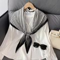 Elegante camicetta in chiffon bianco a maniche lunghe con sciarpa di seta a righe navy - Nero