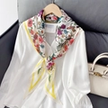 Elegante sciarpa in seta a fiori con dettagli gialli abbinata a camicia e borsa bianca - Giallo