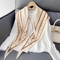 Élégant foulard en soie beige et marron à motif H avec une chemise blanche - Kaki
