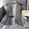 Detail van pied-de-poule geruite sjaal op hanger met wit overhemd en merklabel - 180*85CM / Grijs