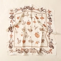 Détail d'un foulard carré en soie satinée avec motifs de ballerines et instruments - Beige (70FJ357-3) / 70*70cm