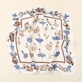 Carré de soie en satin élégant avec imprimé ballet et orchestre sur fond de couleur ivoire - Blanc (70FJ357-1) / 70*70cm
