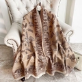Détail de l'écharpe beige motif paisley imitation cachemire avec franges sur chaise - Beige