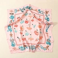 Détail du foulard en satin rose avec danseuses de ballet et motifs d'orchestre - Rose (70FJ357-2) / 70*70cm