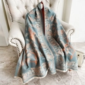 Écharpe en cachemire bleu à motifs paisley et oiseaux avec pompons sur canapé - Bleu Clair