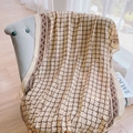 Nahaufnahme von kariertem Baumwoll-Leinen-Schal in Beige und Braun auf grauem Sofa - Hellgelb / 180*85CM