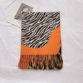 Detailopname van sjaal met zebra- en luipaardprint, oranje blokken en lange franjes - Oranje