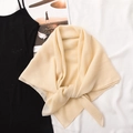 Detailansicht eines beigen Baumwoll-Leinen-Schals, gebunden über einem schwarzen Top - Stil 7