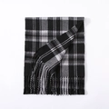 Detailansicht eines grauen Karoschals mit weichen Fransen und warmer Stricktextur - 35*200cm / Grau & Schwarz
