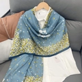 Elegante mistblauwe sjaal van katoen en linnen met gele bloemenprint en koetspatroon - Mistblauw