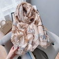 Details eines weichen aprikosenfarbenen Winterschals mit floralen Mustern auf einem Stuhl - 180*85CM / Nute Rosa