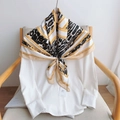 Pañuelo de seda con estampado de leopardo y cadenas doradas sobre una camisa blanca - Beige / 90x90cm