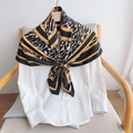 Elegante pañuelo de seda con estampado de leopardo y cadena junto a una camisa blanca - Negro / 90x90cm