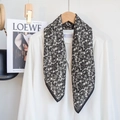 Petit foulard en coton noir et blanc à motifs floraux porté sur un chemisier blanc chic - 68x68cm / Noir et Blanc