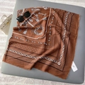 Elegante donkerbruine zijden sjaal met franjes, kettingpatronen en paisley-ontwerp - Bruin