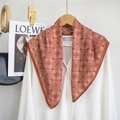 Detailopname van een oranje gebloemde sjaal gestyled op een wit shirt met mode-accessoires - Lichtrood / 68*68cm
