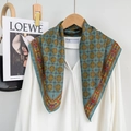 Detail van een blauwe katoen-linnen sjaal met geometrische print op een witte overhemdkraag - Turquoise Groen
