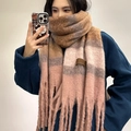 Bufanda de cuadros degradados marrón y beige con flecos largos y etiqueta de cuero - Rosa