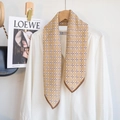 Detail van een beige sjaal met bruin bloemenpatroon op een witte chiffon blouse - Licht Kaki