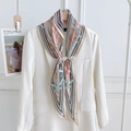 Modieuze zijden sjaal met geometrische kettingprint gestyled op een witte blazer - 170x50cm / Roze