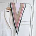 Detail van een meerkleurige zijden sjaal met Franse letters op een witte blazer - Roze Khaki Splicing (LXJ20-1#)