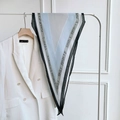 Moderne zijden sjaal met geometrisch V-patroon en Franse typografie op hanger - Blauw Grijs Zwart Wit Splicing (LXJ20-2#)