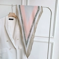 Minimalistische zijden sjaal met geometrisch V-patroon in roze en grijs aan een hanger - Roze Grijs Wit Splicing (LXJ20-3#)