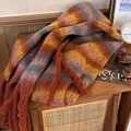 Detailaufnahme des mehrfarbigen Strickschals mit Mohair-Textur und langen Fransen - Karamell (A109)
