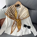 Pañuelo de rayas anudado a una camisa blanca para un estilo de oficina elegante y chic - Amarillo