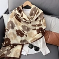 Détail d'une écharpe douce en coton et lin à fleurs avec motif tournesol sur chemise - Marron