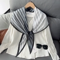 Pañuelo de seda a rayas blancas y negras con camisa blanca y gafas de sol de estilo - Gris Oscuro