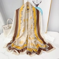 Pañuelo de seda clásico con estampados náuticos de cadenas y anclas en amarillo y marrón - 180x90cm / Marrón