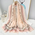 Elegante pañuelo largo de seda con estampado de cadenas rosa y crema sobre blusa - 180x90cm / Rosa Nude