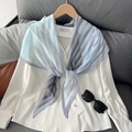 Pañuelo de seda con rayas azules y grises con una elegante blusa de gasa blanca para mujer - Circón Azul Claro