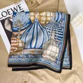 Dettaglio foulard in seta con stampa castello blu francese su camicia beige - 68x68cm / Blu