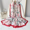 Eleganter Seidenschal mit Blumenmuster und roten Satinrändern sowie schicker Handtasche - Rot