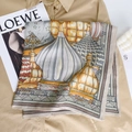 Dettaglio del foulard di seta blu con stampa castello su una camicia kaki morbida - 68x68cm / Bianco Sporco
