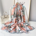 Eleganter langer Seidenschal mit orange-grünem Blumendruck auf weißem Oberteil - Graurosa