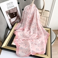 Detailopname van een roze zijden sjaal met paisley-motief op een gouden lijst - 70cmx70cm / Ivoor (70FJ376-4)