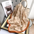 Zijden sjaal in champagne met rode rand en paisley-print gedrapeerd over een tas - 70cmx70cm / Licht Koffie (70FJ376-1)