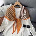 Pañuelo estrecho de rayas naranjas y marrones con una camisa blanca de cuello en V - Naranja