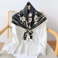 Elegante foulard di seta nero per donna con stampa floreale di magnolia bianca - 90cmx90cm / Nero