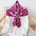 Dettaglio dell'elegante foulard in seta viola con stampe di magnolia su una camicia bianca - 90cmx90cm / Rosso Porpora