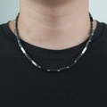Collana minimalista con perline nere in acciaio al titanio e distanziali argento - Stile con Perline a Barra Lunga Grigio Scuro (x1263)
