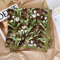Detail van een katoenachtig sjaaltje met groene tulpenprint op beige hemd - 68x68cm / Bruin