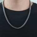 Herren Edelstahl Box-Halskette in Silber, getragen am Hals für einen trendigen Look - 70 cm Länge