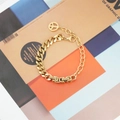 Bracciale a catena cubana dorata con maglie rettangolari e ciondolo della pace - Oro
