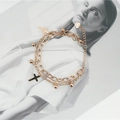 Bracciale multistrato in acciaio al titanio oro rosa con pendente a croce e perline - Stile Oro Rosa